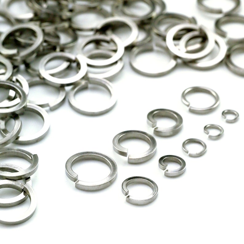 Puede incluir: Una variedad de anillos de retenci&oacute;n de metal de color plateado de diferentes tama&ntilde;os. Los anillos est&aacute;n dispuestos en una l&iacute;nea del m&aacute;s grande al m&aacute;s peque&ntilde;o.