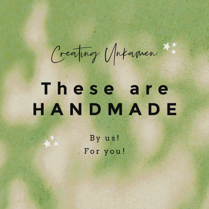 Op de afbeelding: Een groen-witte achtergrond met de tekst "Creating Unkamen" in cursief. Vetgedrukte tekst luidt "These are HANDMADE" met de zinnen "By us! For you!" eronder. Witte sterillustraties zijn verspreid rond de tekst.