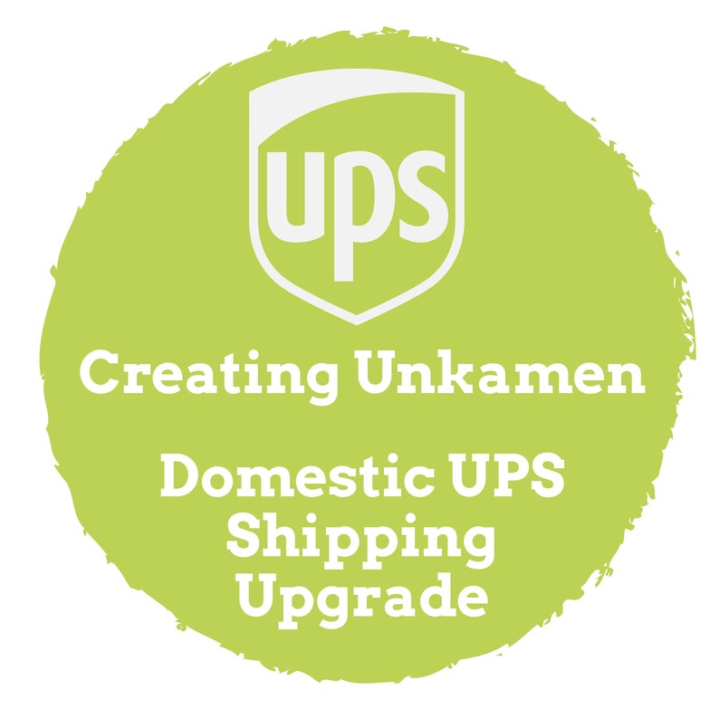 K&ouml;nnte beinhalten: Ein gr&uuml;ner Kreis mit einem wei&szlig;en UPS-Logo und dem Text "Creating Unkamen Domestic UPS Shipping Upgrade".