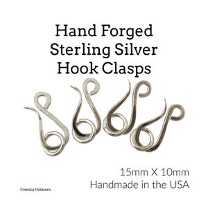 K&ouml;nnte beinhalten: Vier silberne Hakenverschl&uuml;sse, handgeschmiedet aus Sterlingsilber. Jeder Verschluss misst 15 mm x 10 mm. Handgefertigt in den USA.