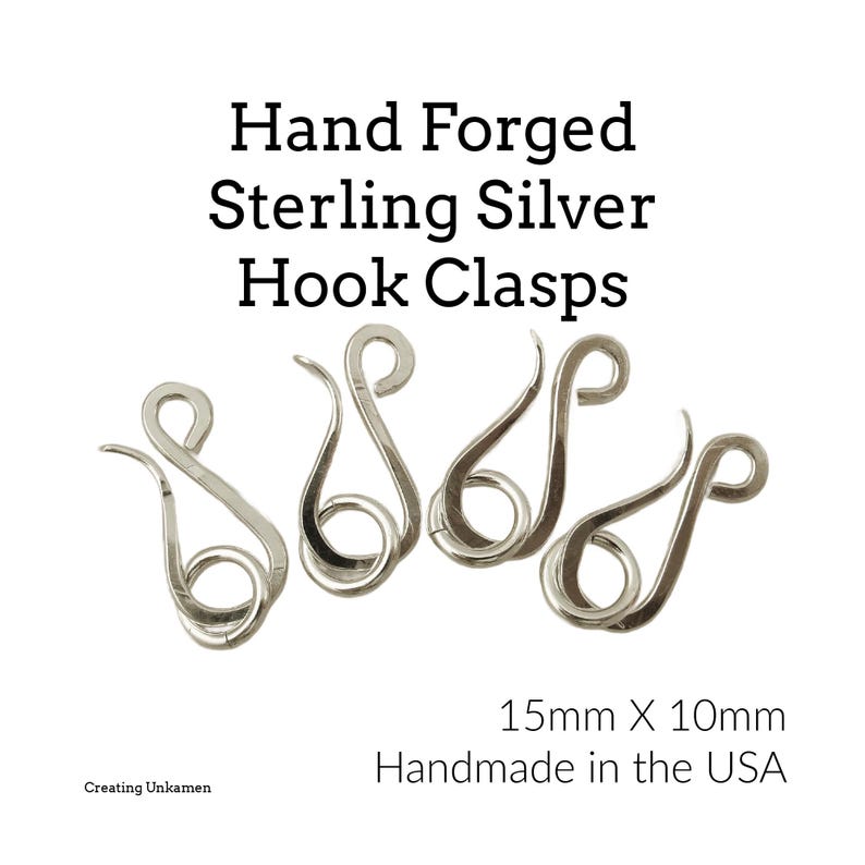 K&ouml;nnte beinhalten: Vier silberne Hakenverschl&uuml;sse, handgeschmiedet aus Sterlingsilber. Jeder Verschluss misst 15 mm x 10 mm. Handgefertigt in den USA.
