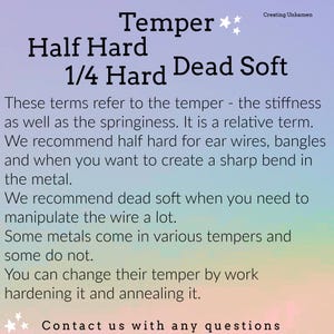 Może przedstawiać: Grafika informacyjna z pastelowym tłem zawierająca tekst: Temper, Half Hard, 1/4 Hard, Dead Soft. Wyjaśnia hartowanie metalu, sztywność i sprężystość, zalecając p&oacute;łtwardy metal do kolczyk&oacute;w oraz miękki do łatwego formowania i manipulacji.