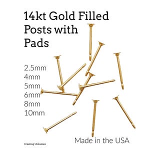 Könnte beinhalten: Eine Sammlung von 14kt goldgefüllten Ohrsteckern mit flachen Pads. Der Text lautet 14kt Gold Filled Posts with Pads, 2.5mm, 4mm, 5mm, 6mm, 8mm, 10mm, Made in the USA und Creating Unkamen. Diese goldfarbenen Metallkomponenten dienen zur Schmuckherstellung.