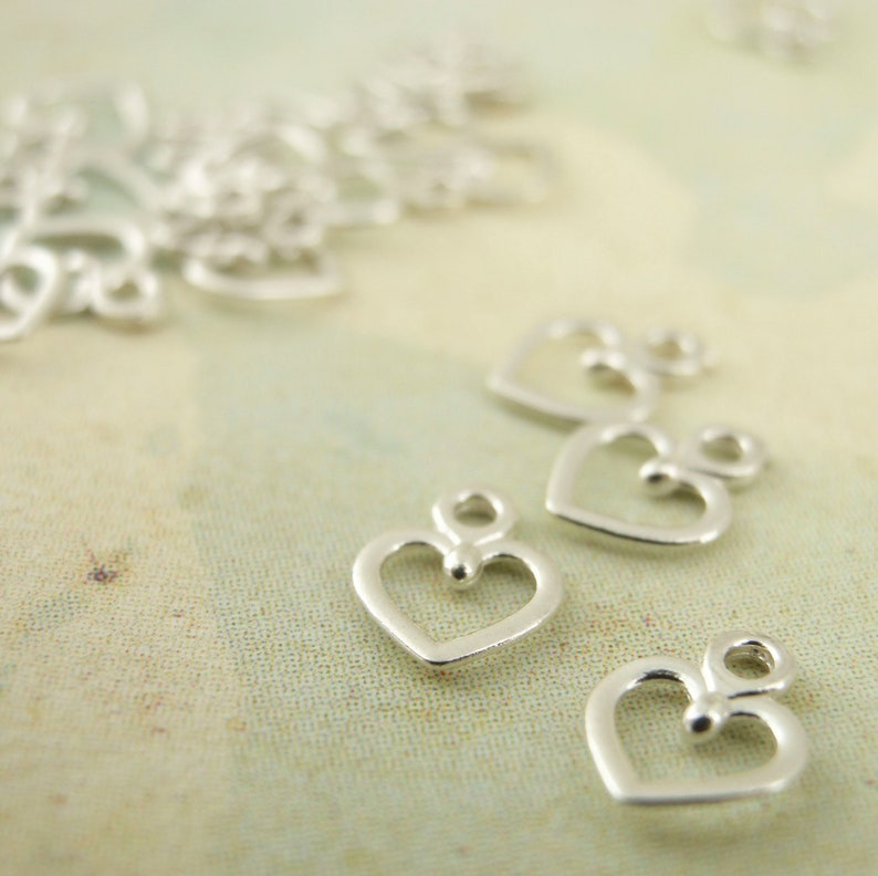 20 Petite Sterling Silver Heart Charms 100/% Guarantee