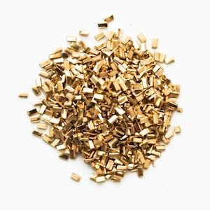 Puede incluir: Un mont&oacute;n de purpurina met&aacute;lica dorada, ideal para a&ntilde;adir un toque de brillo a los productos horneados o las manualidades.