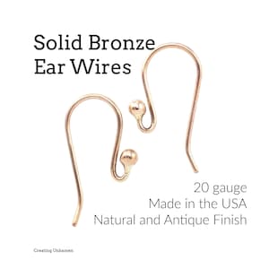 Puede incluir: Dos alambres para orejas de bronce macizo con un acabado natural y antiguo. Los alambres para orejas son de calibre 20 y hechos en los EE. UU. Alambres para orejas de bronce macizo. Creating Unkamen.