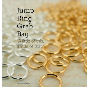 Può includere: Jump Ring Grab Bag con anelli a saldatura dorati e argentati. L'immagine include il testo "Un po' di questo, un po' di quello." e il nome del marchio "Creating Unkamen".