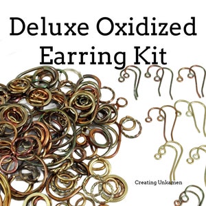 Puede incluir: Un kit de pendientes de lujo oxidado con una variedad de aros y ganchos dorados. El kit incluye una gran pila de aros de diferentes tamaños y una selección de ganchos para pendientes.