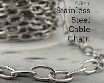 Op de afbeelding: Een zilverkleurige roestvrijstalen kabelketting met ovale schakels, met een breedte van 5,3 mm. De ketting is op een spoel gewikkeld, met een enkele streng die naar voren uitsteekt. De tekst 5.3mm Stainless Steel Cable Chain is zichtbaar.