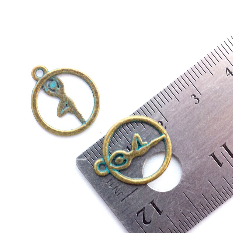 16mm Yoga Tree Pose Round Verdigris Pendant