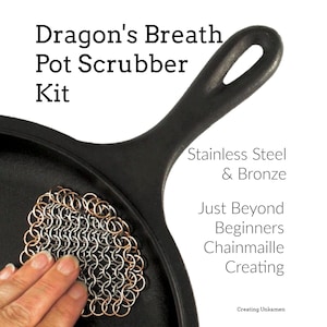 Puede incluir: Una sartén de hierro fundido negra con un estropajo de cota de malla. El estropajo está hecho de anillos de acero inoxidable y bronce. El texto de la imagen dice "Dragon's Breath Pot Scrubber Kit" y "Stainless Steel & Bronze".