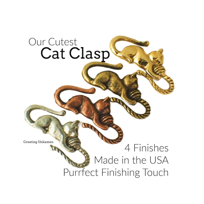 Puede incluir: Cuatro cierres con forma de gato en diferentes acabados: oro, lat&oacute;n, cobre y plata. Cada cierre presenta un gato que sostiene una cuerda en su boca. El texto "Our Cutest Cat Clasp" est&aacute; en la parte superior de la imagen. El texto "4 Finishes Made in the USA Purrfect Finishing Touch" est&aacute; en la parte inferior de la imagen.