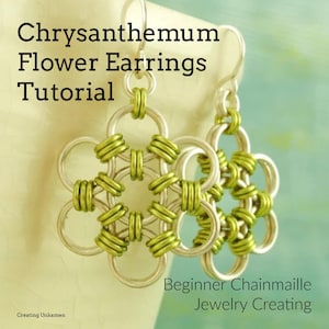 Puede incluir: Un par de pendientes de malla de cadena plateados y verdes con forma de flores de crisantemo. Los pendientes cuelgan de ganchos de oreja plateados. El texto de la imagen dice "Chrysanthemum Flower Earrings Tutorial Beginner Chainmaille Jewelry Creating".