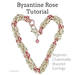 Pode incluir: Uma pulseira de malha em forma de coração, com anéis prateados e rosa. A pulseira é conectada com um fecho prateado e um pingente de cristal rosa. O texto diz "Byzantine Rose Tutorial" e "Beginner Chainmaille Bracelet Earrings."