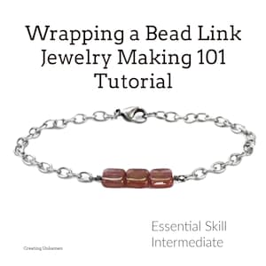 Op de afbeelding: Een zilveren kettingarmband met een sluiting en een rij van vier vierkante roodbruine kralen. De armband is op een witte achtergrond. Het inpakken van een kralenverbinding Sieraden maken 101 Tutorial. Essentiële vaardigheid Gemiddeld.