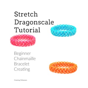 Könnte beinhalten: Das Bild zeigt drei Spiralarmbänder in Pink, Blau und Orange. Der Text lautet "Stretch Dragonscale Tutorial" und "Beginner Chainmaille Bracelet Creating". Die Armbänder befinden sich auf weißem Hintergrund.