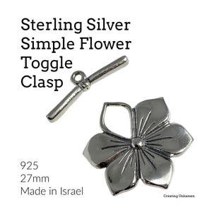 Könnte beinhalten: Sterling Silber einfacher Blumen-Toggle-Verschluss. Der Verschluss hat einen blütenförmigen Anhänger und einen Stab. Der Blumenanhänger ist etwa 27 mm groß. Der Text auf dem Bild lautet "Sterling Silver Simple Flower Toggle Clasp".