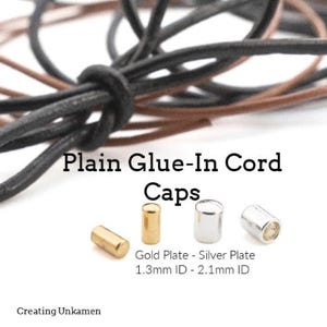 Peut inclure: Embouts de cordon à coller avec des cordons en cuir noir et marron. Quatre petits embouts métalliques cylindriques sont présentés en finitions or et argent avec des diamètres intérieurs de 1,3 mm et 2,1 mm. Le texte indique Plain Glue-In Cord Caps, Gold Plate, Silver Plate, 1.3mm ID, 2.1mm ID et Creating Unkamen.