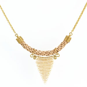 Pode incluir: Um colar de corrente de ouro com um cordão de couro trançado e um pingente de corrente de ouro.