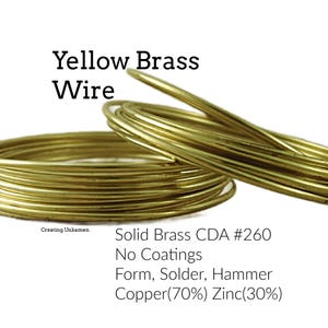 Może przedstawiać: Zwoje żółtego drutu mosiężnego o metalicznym złotym wykończeniu. Tekst brzmi: Yellow Brass Wire, Creating Unkamen, Solid Brass CDA #260, No Coatings, Form, Solder, Hammer, Copper(70%) Zinc(30%). Drut jest gładki, okrągły i elastyczny.