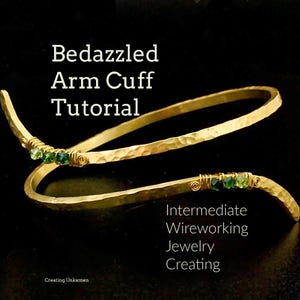 Könnte beinhalten: Ein goldfarbener Armreif aus gehämmertem Metall mit zwei spiralförmig drahtumwickelten Abschnitten, die jeweils mit drei grünen Kristallen verziert sind. Der Text Bedazzled Arm Cuff Tutorial, Intermediate Wireworking Jewelry Creating und Creating Unkamen ist sichtbar.
