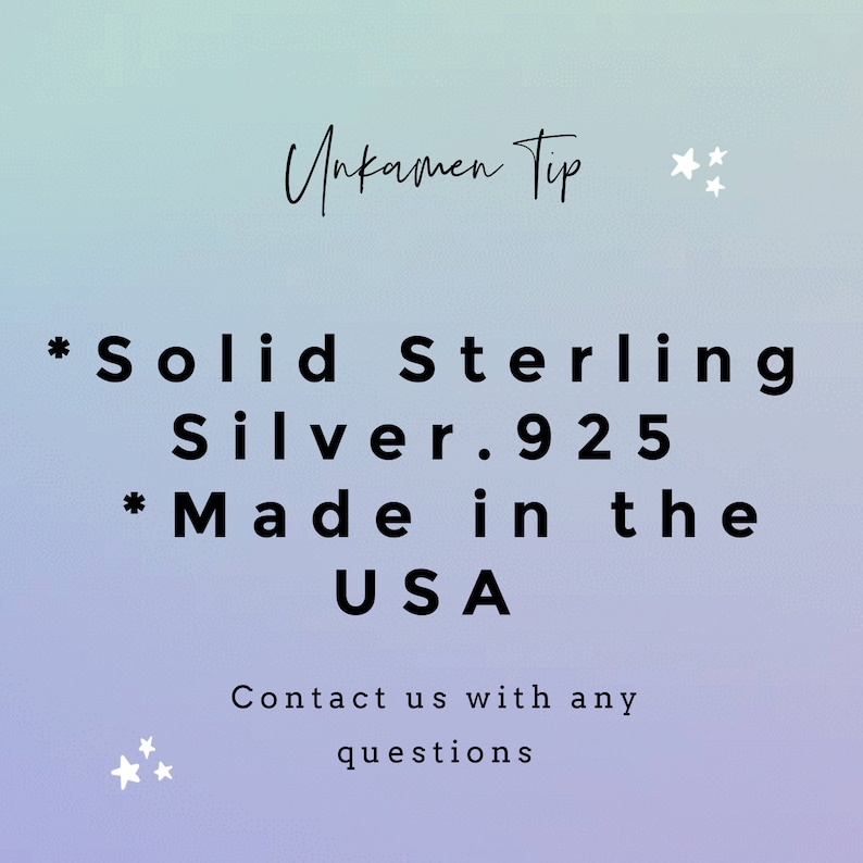 Pu&ograve; includere: Testo su uno sfondo sfumato blu chiaro e viola che recita "Unkamen Tip" con due stelle bianche a destra. Il testo sottostante recita "*Solid Sterling Silver.925 *Made in the USA" con due stelle bianche a sinistra. Il testo in basso recita "Contact us with any questions".