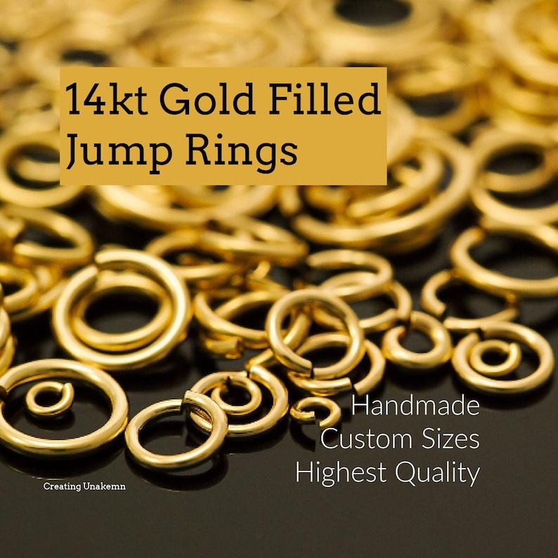 Op de afbeelding: Close-up van goudgevulde sprongringen met de tekst "14kt Gold Filled Jump Rings". De afbeelding bevat ook de tekst "Handmade", "Custom Sizes" en "Highest Quality". De ringen zijn in verschillende maten en worden op een donkere ondergrond gepresenteerd.