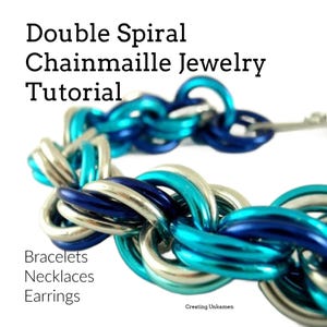 Puede incluir: Primer plano de un tutorial de joyería de cadena de correo de doble espiral. La cadena de correo está hecha con anillos de color plateado, azul y turquesa. El texto "Pulseras Collares Pendientes" es visible en la imagen.