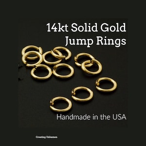 Op de afbeelding: Een verzameling kleine, ronde 14kt massief gouden buigringen met een gepolijste afwerking. De tekst 14kt Solid Gold Jump Rings staat bovenaan en de tekst Handmade in the USA staat onderaan, met Creating Unkamen aan de basis.