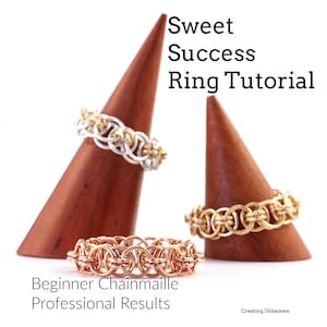 Könnte beinhalten: Drei Kettenringe auf Holzständern. Die Ringe sind aus Silber, Gold und Roségold gefertigt. Die Ringe haben alle das gleiche Design mit einem sich wiederholenden Muster aus ineinandergreifenden Kreisen. Der Bildtext lautet "Sweet Success Ring Tutorial Beginner Chainmaille Professional Results Creating Unkamen".