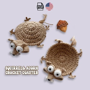 Könnte beinhalten: Gehäkelte Untersetzer in Form eines Eichhörnchens und einer Eichel in Braun- und Beigetönen. Der Text "SQUIRREL & ACORN CROCHET COASTER" ist auf dem Bild zu sehen.