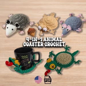 Puede incluir: Un conjunto de cuatro posavasos de animales de ganchillo hechos a mano: una zarigüeya, una rana, una rata y una criatura con un objeto en forma de cono. Los posavasos son de varios colores, incluyendo gris, beige y verde. También hay una taza negra con un posavasos verde. Se muestra el texto "4-IN-1 ANIMAL COASTER CROCHET".