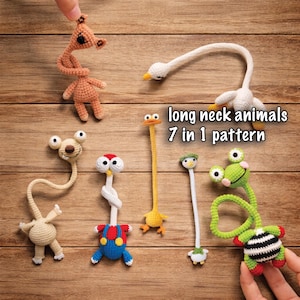 Peut inclure: Collection de sept figurines d'animaux à long cou crochetées, dont une girafe et un cygne. Les figurines faites à la main présentent des coutures détaillées. Le texte "long neck animals 7 in 1 pattern" est visible.