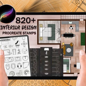 Könnte beinhalten: Ein digitales Tablet mit Procreate-Stempeln für Innenarchitektur. Der Bildschirm zeigt einen Grundriss mit Möbeln und Designelementen. Das Tablet zeigt auch einen kleineren Bildschirm mit verschiedenen Design-Symbolen und dem Text "820+ INTERIOR DESIGN PROCREATE STAMPS".