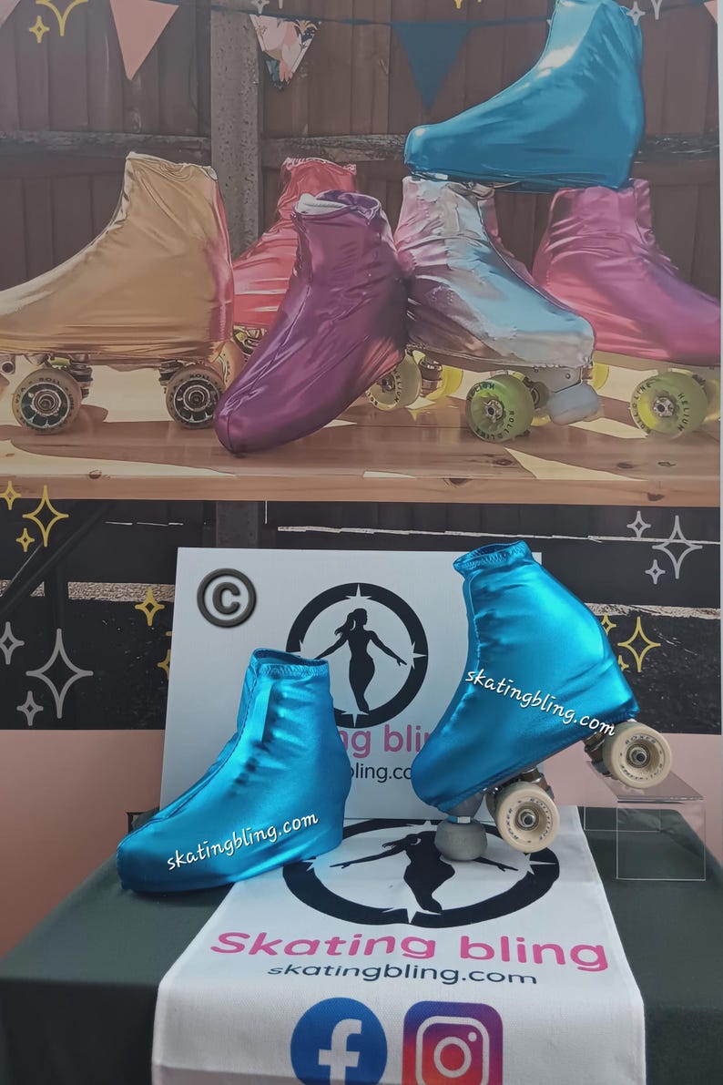 Puede incluir: Un conjunto de cubiertas para patines de colores brillantes en azul, plata, oro y morado. Las cubiertas est&aacute;n hechas de un material brillante y met&aacute;lico y tienen el texto "skatingbling.com" impreso en ellas. Las cubiertas se muestran sobre una superficie de madera con un fondo blanco.