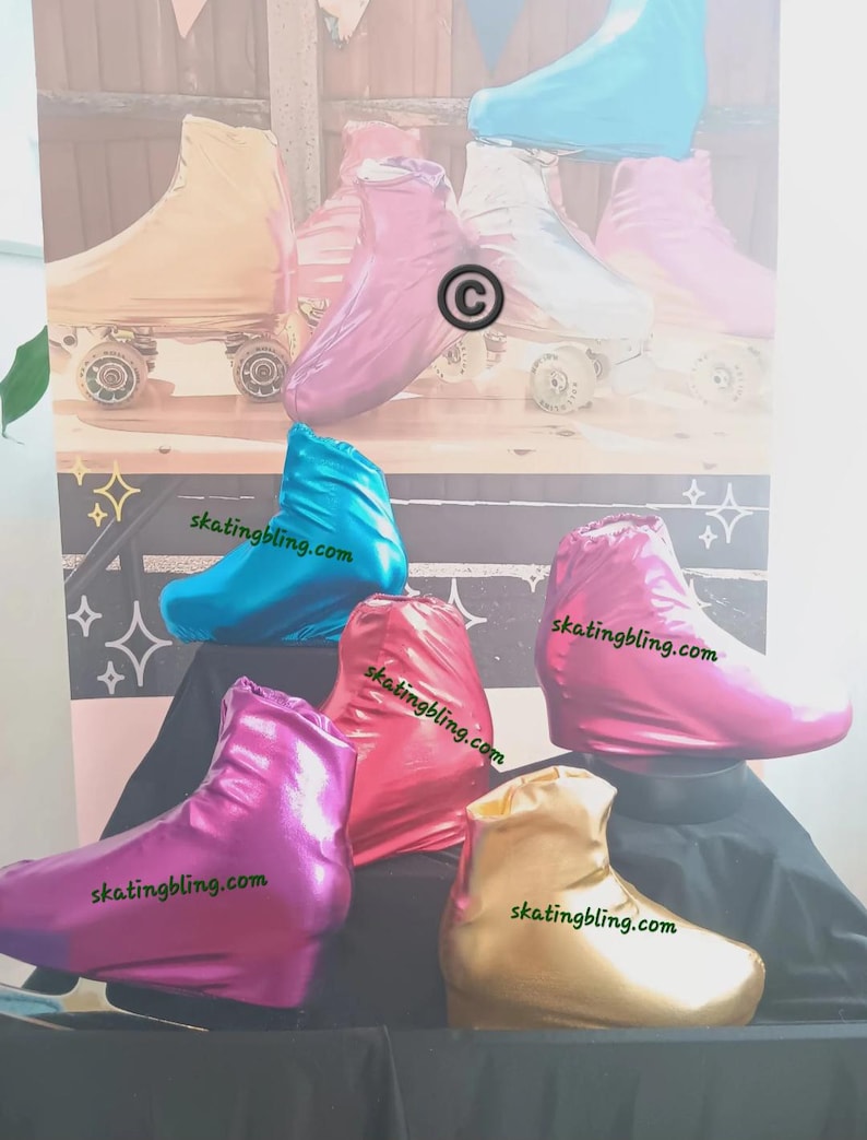 Puede incluir: Una variedad de cubrebotas de patines de colores brillantes. Las cubiertas est&aacute;n hechas de un material brillante y met&aacute;lico y vienen en colores como dorado, rosa, azul y rojo. Todas las cubiertas est&aacute;n etiquetadas con el sitio web "skatingbling.com".