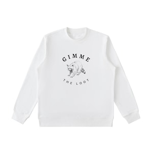 Pode incluir: Camisola branca de gola redonda com um gráfico de guaxinim a preto e branco. O texto "GIMME THE LOOT" está impresso acima e abaixo da ilustração do guaxinim. A camisola tem mangas compridas e um corte clássico.