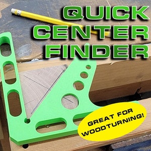 Op de afbeelding: Groen plastic gereedschap voor houtbewerking met meerdere gaten en een handvat. Het gereedschap is gelabeld "Quick Center Finder" en "Geweldig voor houtdraaien!"