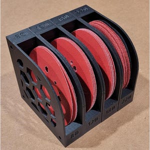 Puede incluir: Un juego de tres tazas de cerámica con un acabado mate moteado. Las tazas son de color crema, gris claro y gris oscuro. Cada taza tiene un diseño simple y minimalista y un asa redondeada.