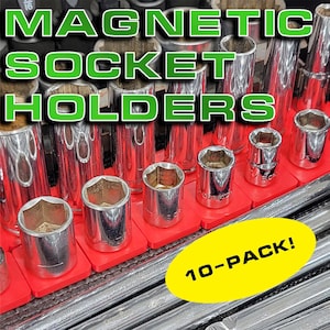 Può includere: Dieci porta-bussole magnetici in plastica rossa con un'etichetta gialla che dice "10-PACK!" I porta-bussole sono riempiti di bussole cromate di varie dimensioni.