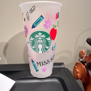 Personalisierter Becher im Starbucks-Stil für Erzieher: Individuelles wiederverwendbares Kaffeetassen-Geschenk