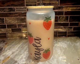 Erdbeere Iced Coffee Glasbecher mit Deckel & Strohhalm, personalisiert