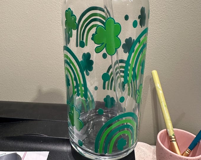 St Patrick's Day Green Shamrock Drinking Glass: Irish Celebration Tumbler for Festive Beverages
