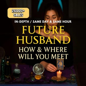Op de afbeelding: Afbeelding met tekst: "FUTURE HUSBAND HOW & WHERE WILL YOU MEET." Een vrouw houdt een tarotkaart vast bij een brandende kaars. De afbeelding bevat ook een kristallen bol en flessen. Tekst bovenaan luidt "26000+ SALES."