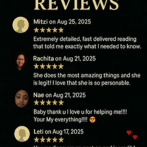 Pu&ograve; includere: Uno sfondo nero con testo dorato e icone a stella. Il testo recita "1000+ REVIEWS" e include testimonianze di clienti con date e valutazioni a stelle. Le recensioni sono positive e menzionano letture dettagliate.