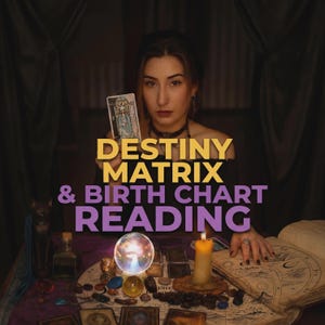 Puede incluir: Imagen de una mujer sosteniendo una carta del tarot, con el texto "DESTINY MATRIX & BIRTH CHART READING" en amarillo y morado. Una vela encendida, una bola de cristal y un libro abierto están sobre una mesa, sugiriendo un tema espiritual o de adivinación.