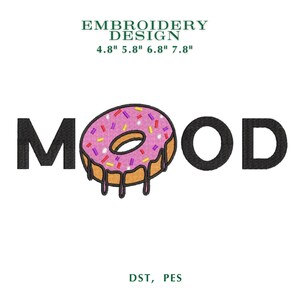 Könnte beinhalten: Ein Stickmuster mit dem Text MOOD, bei dem ein rosa glasierter Donut den Buchstaben O ersetzt. Der Text EMBROIDERY DESIGN steht darüber mit den Größen 4.8", 5.8", 6.8", 7.8" und die Dateiformate DST, PES sind unten aufgeführt.