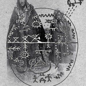 Op de afbeelding: Zwart-witfoto van twee vrouwen in traditionele kleding. De vrouwen staan voor een cirkel met symbolen en markeringen. De tekst "Ю. Большакова" staat bovenaan de afbeelding en de tekst "Амазонки и странники" onderaan de afbeelding.