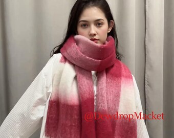 Rode sjaal van mohair met kleurverloop: lang gebreide winteromslagdoek