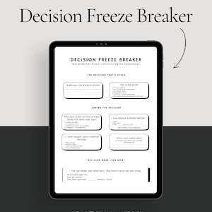 Könnte beinhalten: Ein digitales Tablet zeigt ein "Decision Freeze Breaker" Arbeitsblatt, das zur Entscheidungsfindung dient. Das Arbeitsblatt enthält Aufforderungen und Abschnitte zum Aufschlüsseln komplexer Entscheidungen. Der Text "Start Small. Stop Overthinking" steht unten.